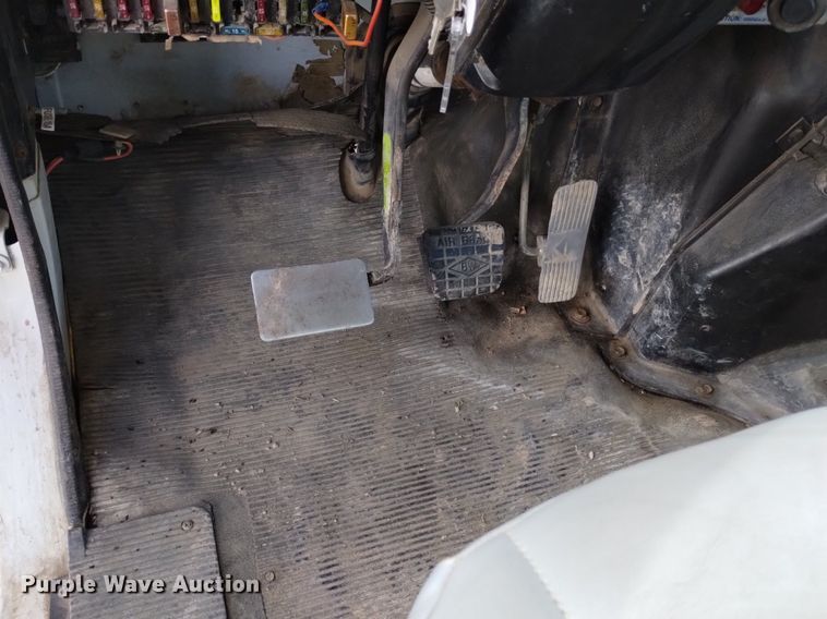 image for item DK8955 2000 International 4700  digger derrick truck