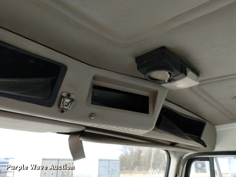 image for item DK8955 2000 International 4700  digger derrick truck