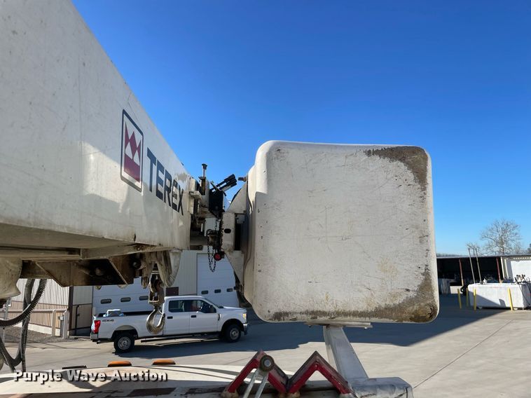 image for item DP0275 2008 Sterling L7500  digger derrick truck