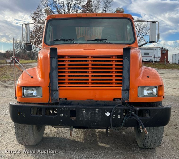 image for item DP2163 2001 International 4900  dump truck