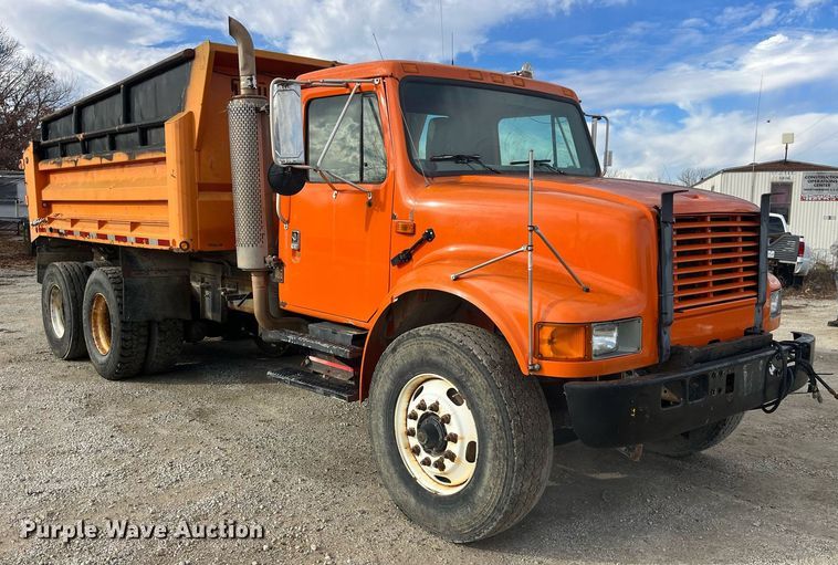 image for item DP2163 2001 International 4900  dump truck