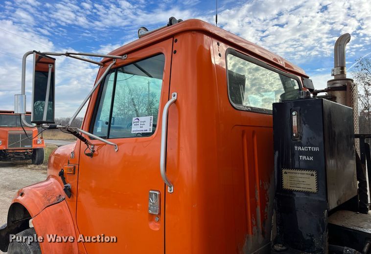 image for item DP2163 2001 International 4900  dump truck