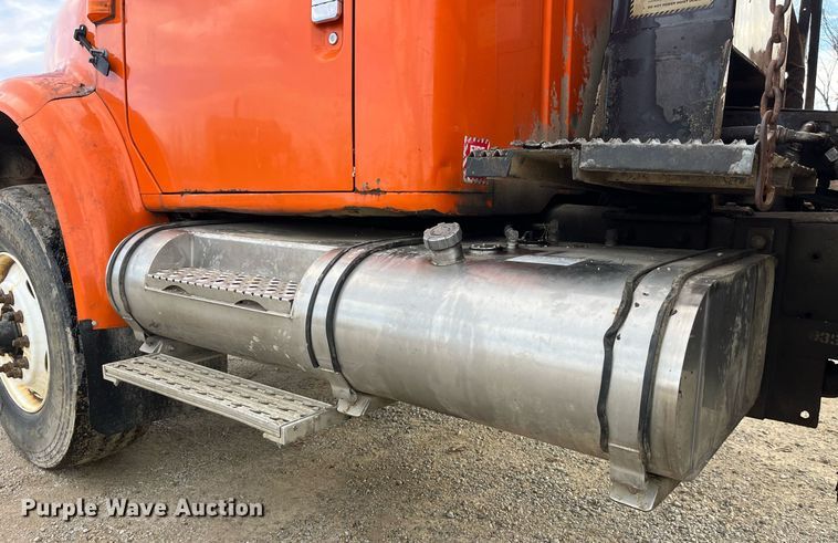 image for item DP2163 2001 International 4900  dump truck