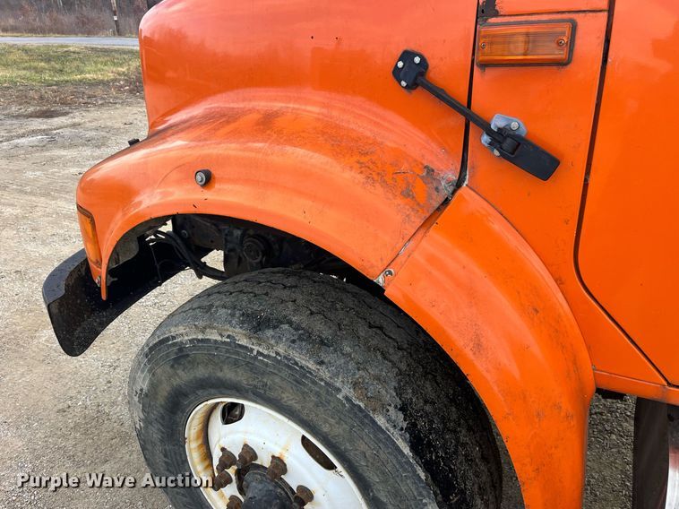 image for item DP2163 2001 International 4900  dump truck