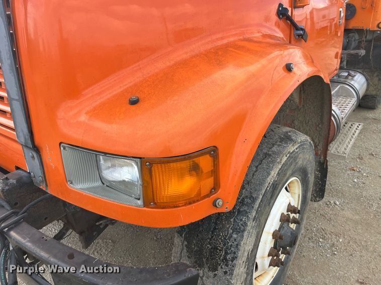 image for item DP2163 2001 International 4900  dump truck