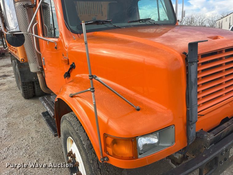 image for item DP2163 2001 International 4900  dump truck
