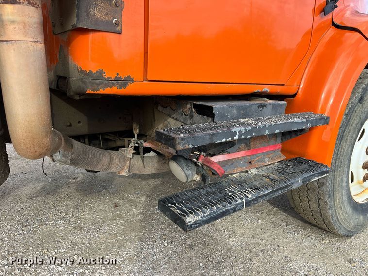 image for item DP2163 2001 International 4900  dump truck