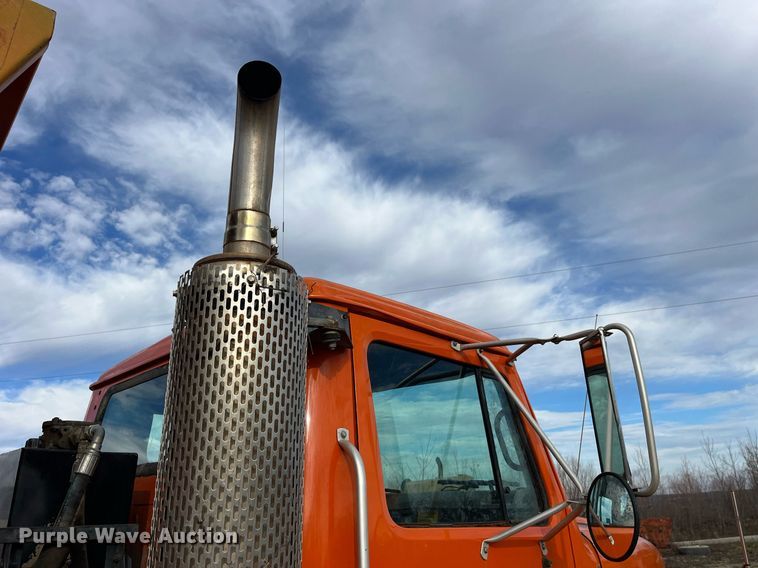 image for item DP2163 2001 International 4900  dump truck