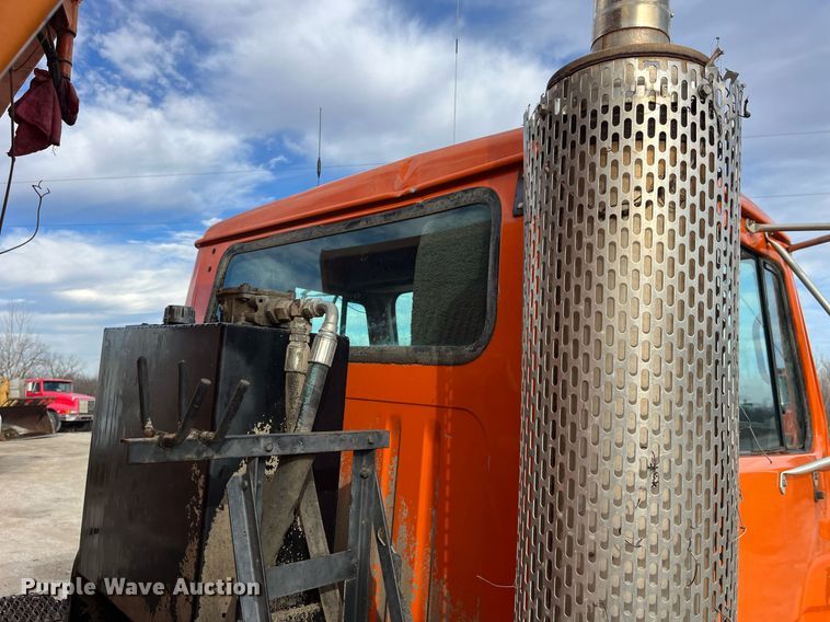 image for item DP2163 2001 International 4900  dump truck