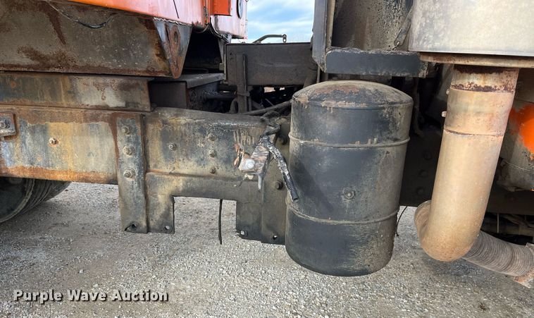 image for item DP2163 2001 International 4900  dump truck