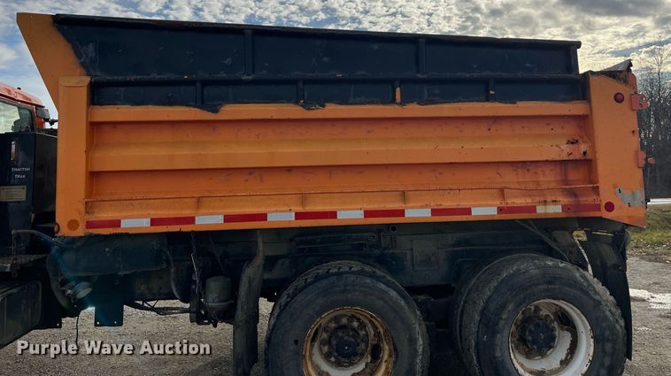 image for item DP2163 2001 International 4900  dump truck