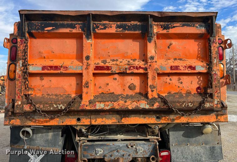 image for item DP2163 2001 International 4900  dump truck