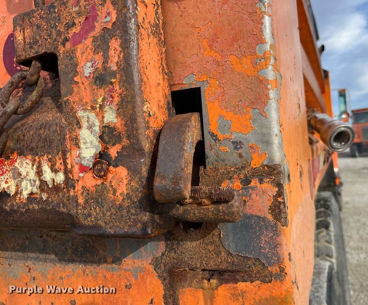 image for item DP2163 2001 International 4900  dump truck