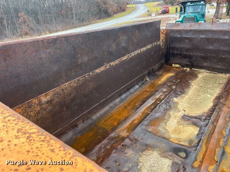 image for item DP2163 2001 International 4900  dump truck