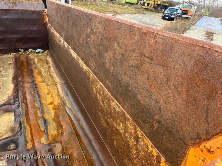 image for item DP2163 2001 International 4900  dump truck