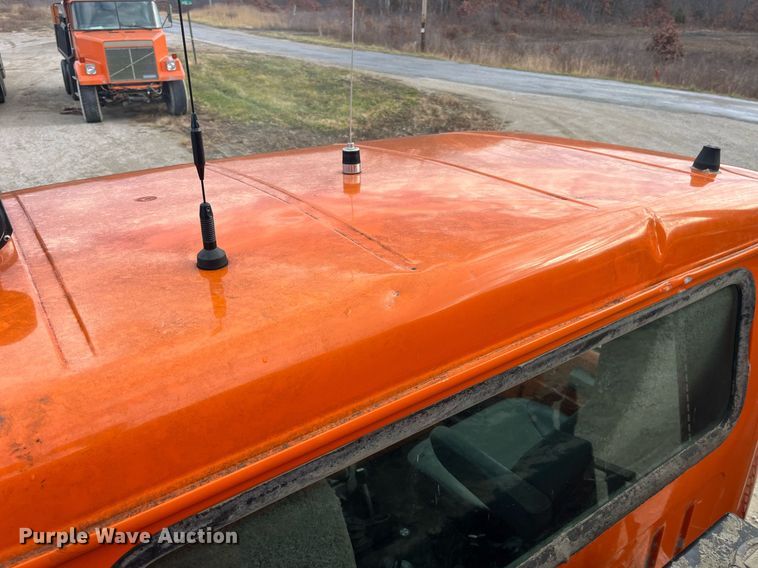 image for item DP2163 2001 International 4900  dump truck