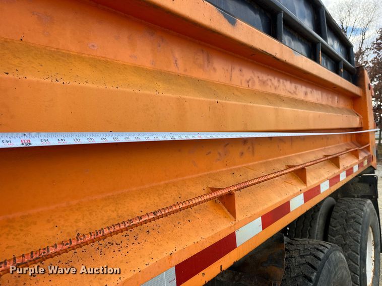 image for item DP2163 2001 International 4900  dump truck