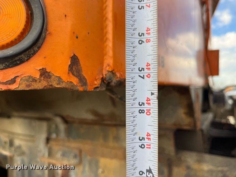 image for item DP2163 2001 International 4900  dump truck