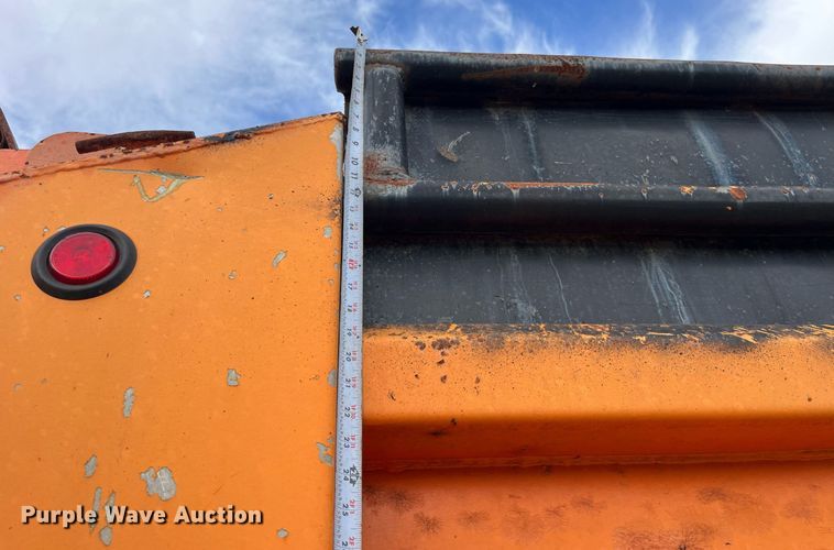 image for item DP2163 2001 International 4900  dump truck