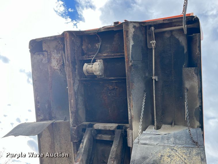 image for item DP2163 2001 International 4900  dump truck