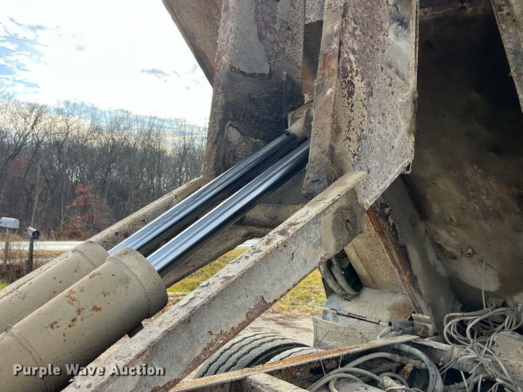 image for item DP2163 2001 International 4900  dump truck