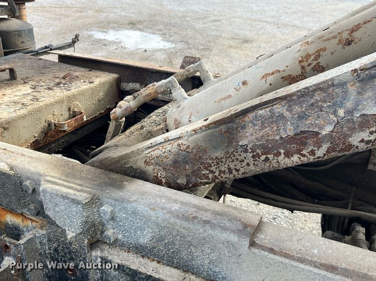 image for item DP2163 2001 International 4900  dump truck