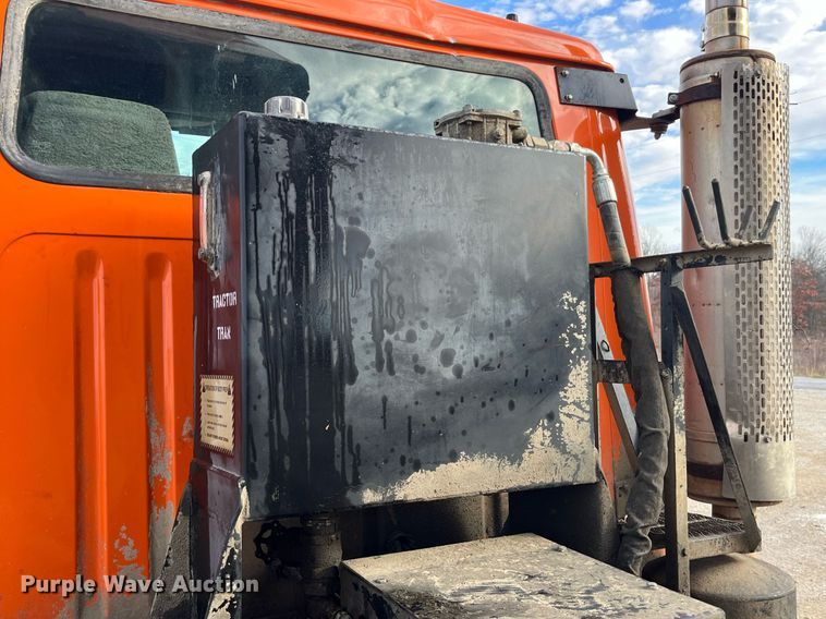 image for item DP2163 2001 International 4900  dump truck