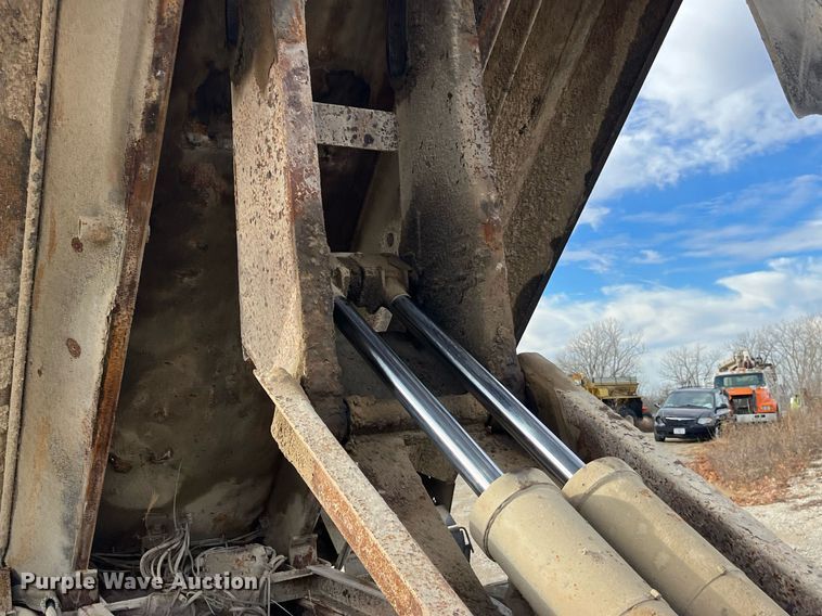 image for item DP2163 2001 International 4900  dump truck