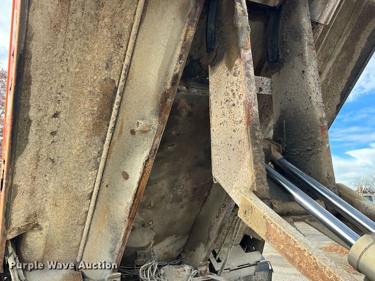 image for item DP2163 2001 International 4900  dump truck