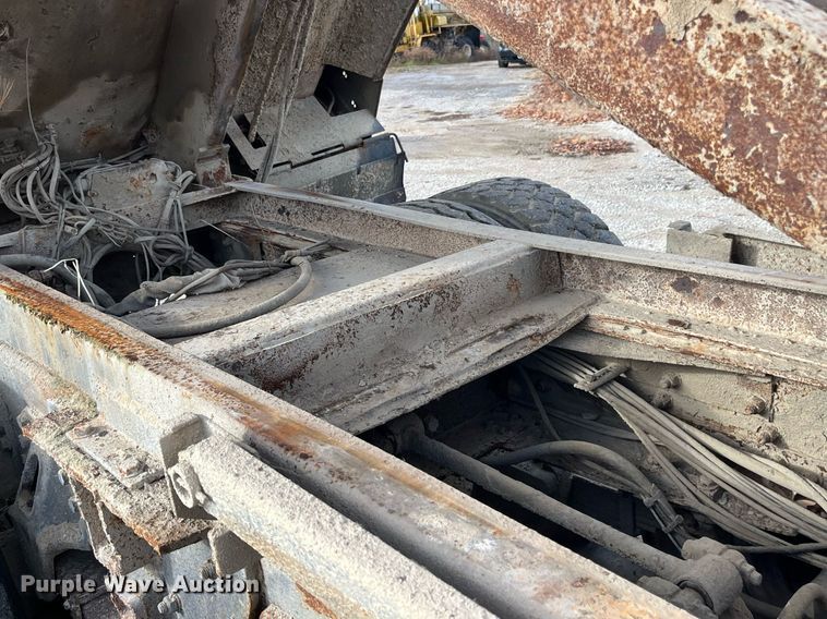 image for item DP2163 2001 International 4900  dump truck