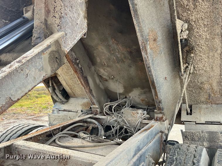 image for item DP2163 2001 International 4900  dump truck