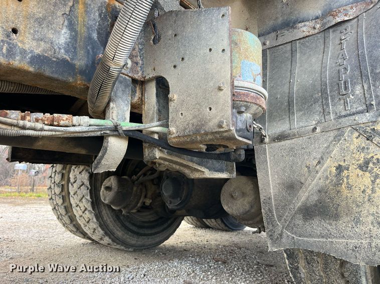 image for item DP2163 2001 International 4900  dump truck