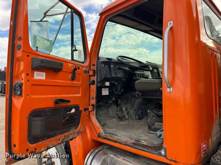 image for item DP2163 2001 International 4900  dump truck