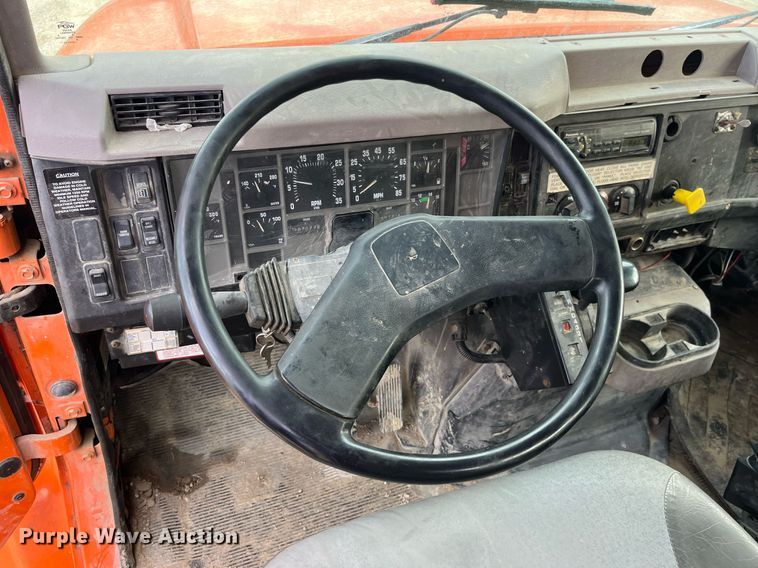 image for item DP2163 2001 International 4900  dump truck