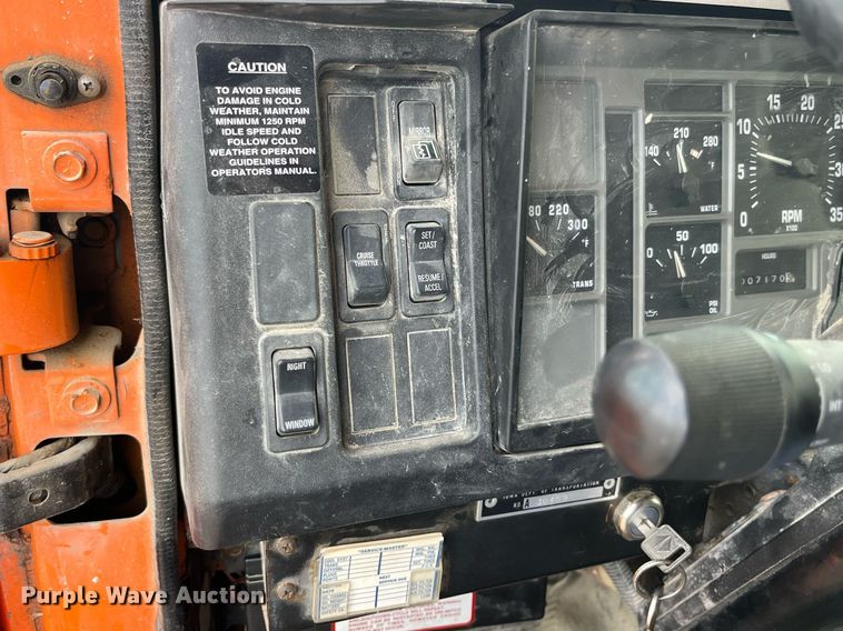 image for item DP2163 2001 International 4900  dump truck