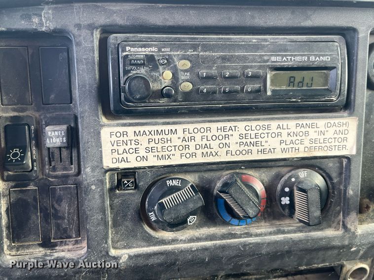 image for item DP2163 2001 International 4900  dump truck