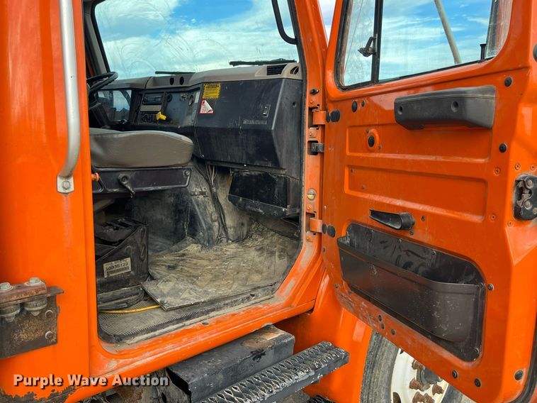 image for item DP2163 2001 International 4900  dump truck