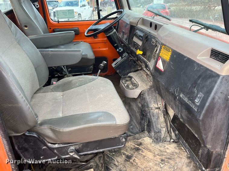 image for item DP2163 2001 International 4900  dump truck