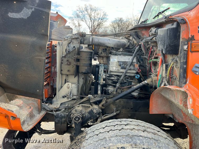 image for item DP2163 2001 International 4900  dump truck