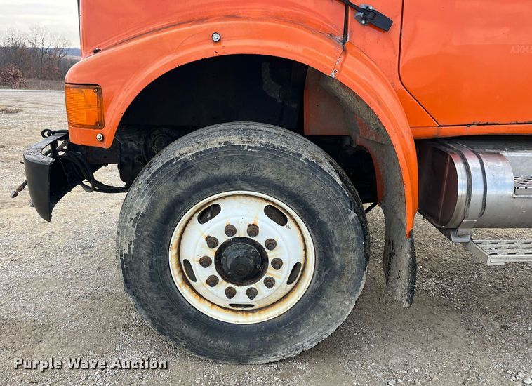 image for item DP2163 2001 International 4900  dump truck