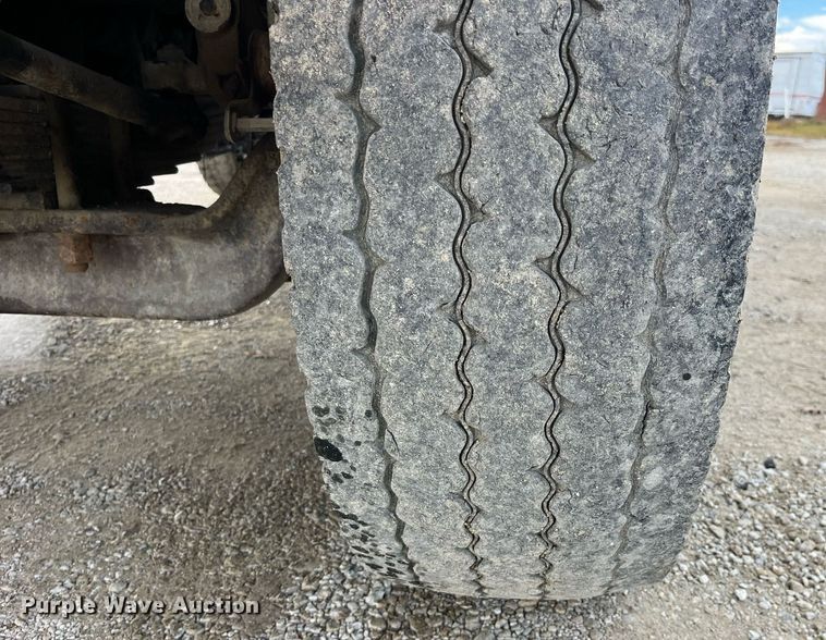 image for item DP2163 2001 International 4900  dump truck