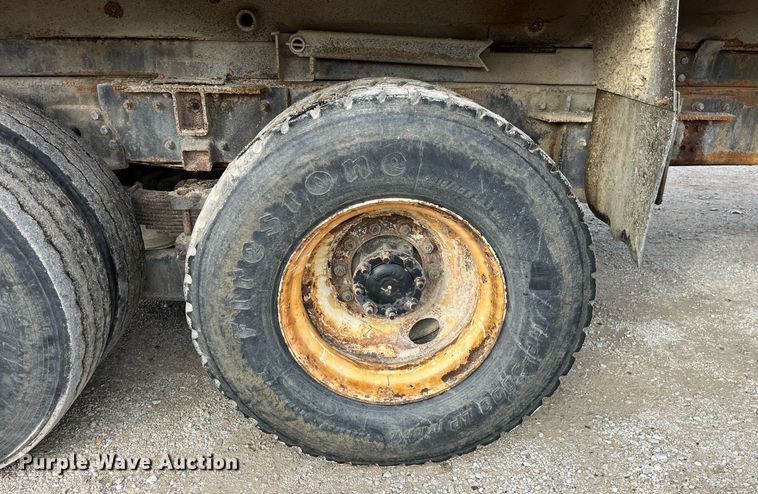 image for item DP2163 2001 International 4900  dump truck