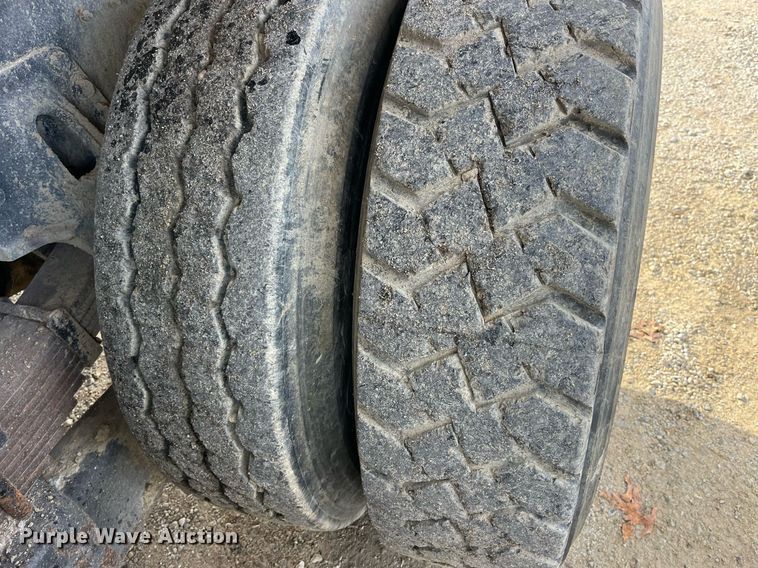 image for item DP2163 2001 International 4900  dump truck