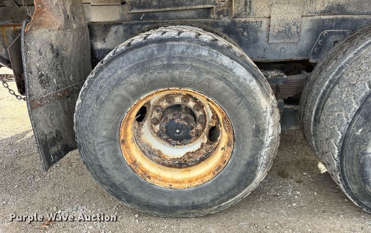 image for item DP2163 2001 International 4900  dump truck