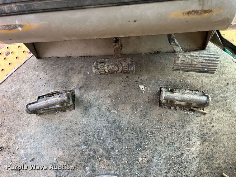 image for item DP2185 1999 John Deere 750C LGP  dozer