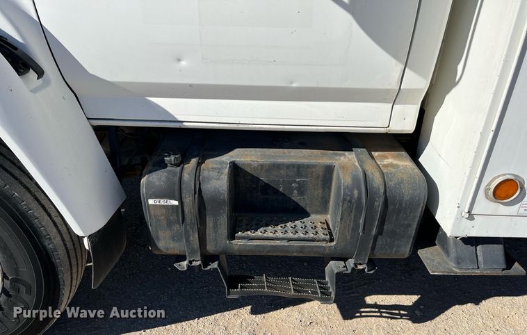 image for item DQ2338 1998 Ford F800  bucket truck