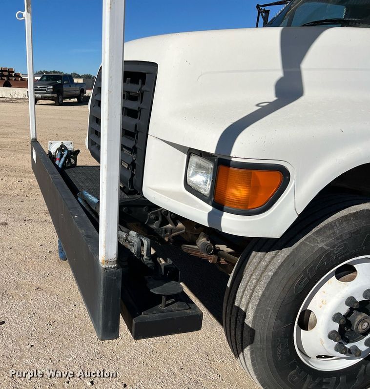 image for item DQ2338 1998 Ford F800  bucket truck