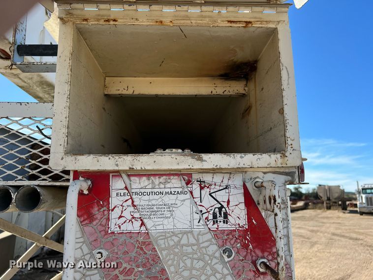 image for item DQ2338 1998 Ford F800  bucket truck