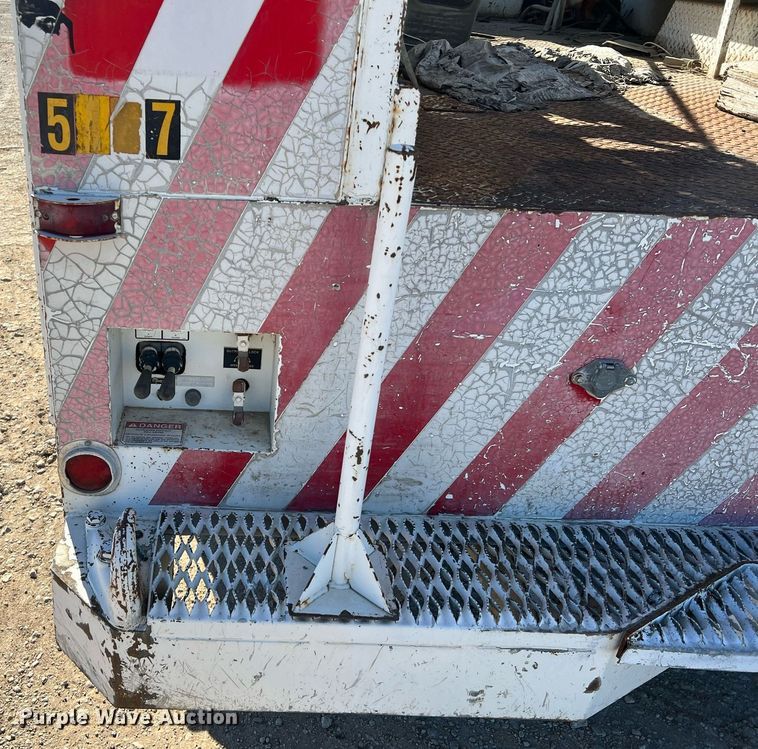 image for item DQ2338 1998 Ford F800  bucket truck