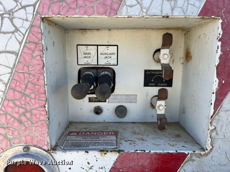 image for item DQ2338 1998 Ford F800  bucket truck